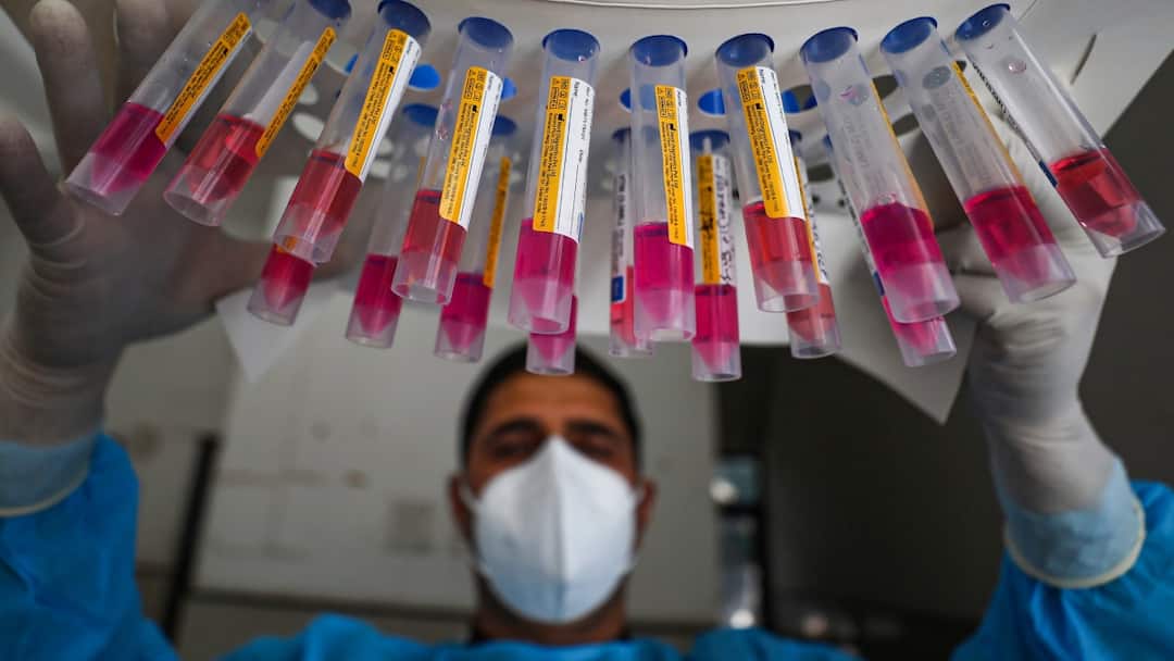 Maharasthra Corona Cases 53 cases 2 died covid 19 in Mumbai महाराष्ट्र में नहीं थम रहे कोरोना के मामले, आज आए 53 नए केस, इतने लोगों की गई जान