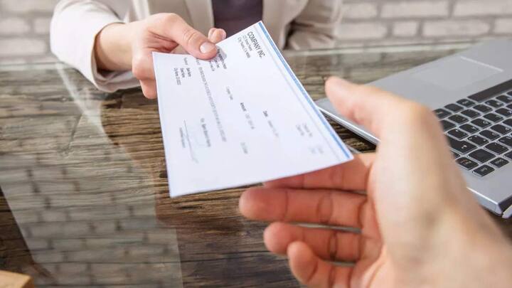 इसलिए आपने चेक बाउंस के केस भी बहुत सुने होंगे. कोई करोड़ों या लाखों की बिजनेस डील करता है. और फर्जी चेक दे देता है. फिर ऐसे चेक बाउंस होने पर उस शख्स को कड़ी सजा भुगतनी पड़ती है. जिसमें जेल भी भेजा जा सकता है.