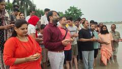 अहमदाबाद विमान हादसे पर हरिद्वार में लोगों ने दी श्रद्धांजलि, गंगा किनारे हुआ दीपदान