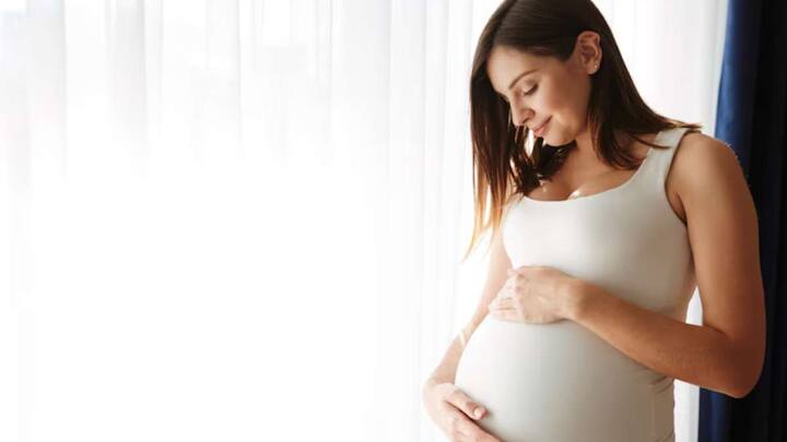 प्रेग्नेंट और ब्रेस्ट फीडिंग महिलाओं को भी गर्मियों में कच्चा लहसुन नहीं खाना चाहिए. प्रेगनेंसी में लहसुन खाने से दर्द या परेशानी हो सकती है. साथ ही ब्रेस्ट फीडिंग कराने वाली महिलाओं में भी लहसुन से दूध का टेस्ट बदल सकता है और बच्चा दूध पीना बंद कर सकता है.