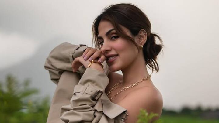 রিয়ার বক্তব্য, “গ্রেফতারির সময় আমার পরনের টিশার্টে পিতৃতন্ত্রকে ভেঙে দেওয়ার বার্তা ছিল। সেই সময় আমি কিছু বলতে না পারলেও, টিশার্টটিই আমার হয়ে কথা বার্তা পৌঁছে দেয়।”