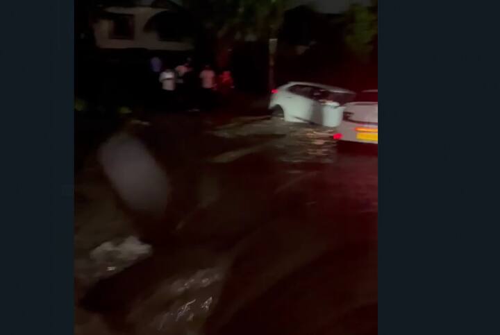 स्थानिकांनी त्यांच्या परीने परिस्थितीची जाणीव करुन देण्याचा प्रयत्न केला खरा पण काही वाहन चालकांच्या लक्षात ही बाब आली नाही. त्यामुळं 4 ते 5 वाहनं ओढ्याच्या प्रवाहाने ओढून घेतली.