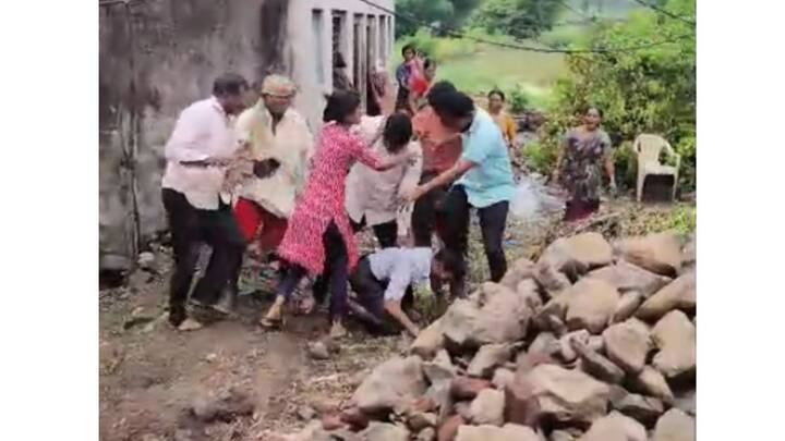 सचिन पांडुरंग पाटील स्वतःच्या मोकळ्या जागेत बांधकाम करण्याच्या दृष्टीने इंजिनीयरला जागा दाखवत होते.