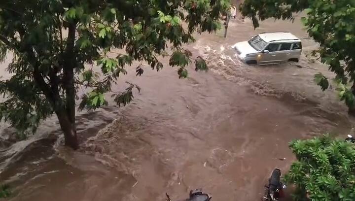 સાધુ વાસવાની રોડ પર એક કલાક સુધી વાહનો ચાલી ન શક્યા. અનેક જગ્યા ઉપર કાર સહિતના વાહનો બંધ થયા હતા. મહાનગરપાલિકાની પ્રી મોનસૂન પ્લાનની પોલ ખુલી ગઈ.