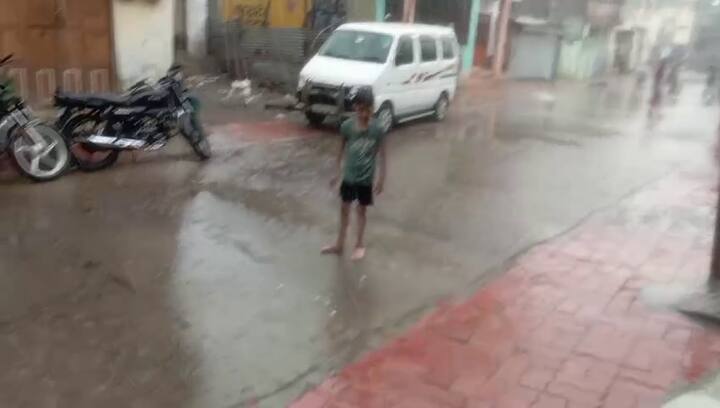 ક્વાંટના (Kwant) ગ્રામીણ વિસ્તારોમાં તો કરા સાથે (Hailstorm) વરસાદ (Rain) વરસ્યો હોવાના પણ અહેવાલો છે, જેનાથી વાતાવરણમાં ઠંડક પ્રસરી છે.