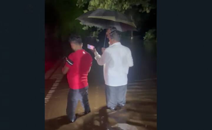 सायंकाळी साडे सहा नंतर आलेल्या तुफान पावसामुळं चऱ्होलीच्या ओढ्याला पूर आला. मुख्य रस्त्यावरून पाणी ओसंडून वाहू लागलं.