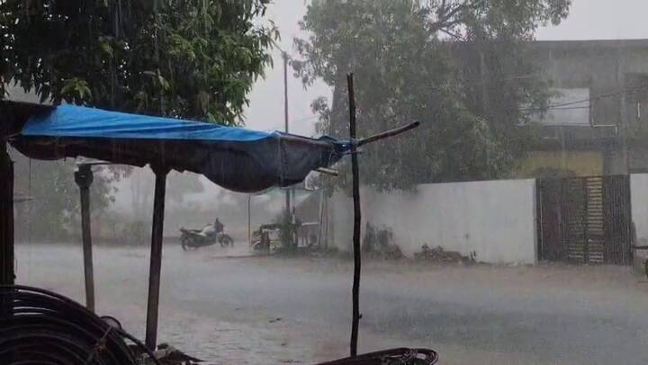 ચોમાસાના (Monsoon) આ પ્રારંભિક વરસાદથી ખેડૂતોમાં (Farmers) ખુશીનો માહોલ છે, જોકે વાવાઝોડાથી થયેલા નુકસાન અંગે વહીવટી તંત્ર દ્વારા સર્વે હાથ ધરવામાં આવશે.