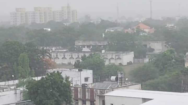 વડીયાના ગ્રામ્યમાં વાતાવરણમાં પલટો આવ્યો છે. બપોર બાદ વાતાવરણમાં પલટો આવ્યો હતો. અસહ્ય ગરમી અને ઉકળાટ બાદ વરસાદનું આગમન થયું હતું. વડીયા સહિત આસપાસના મોરવાડા, તોરી, રામપુર, કુંકાવાવ, મેઘાપીપળીયા, અમરાપુર, ખાખરીયા સહિતના ગામોમાં વરસાદ વરસ્યો છે.