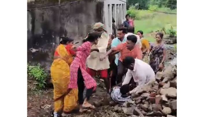 काट्या आणि खूरप्यासह हल्ला करत बेदम मारहाण केली.