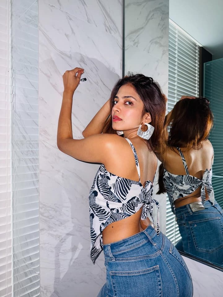 Malavika’s fashion sense continues to stand out for its ability to effortlessly merge everyday ease with editorial elegance. ( All Pics Credit: Instagram/@malavikamohanan_)