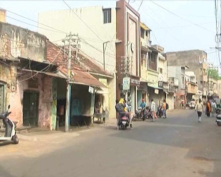 પૂર્વ મુખ્યમંત્રી વિજયભાઈ રૂપાણી પણ પોતે વ્યવસાયે વેપારી હતા. પૂર્વ મુખ્યમંત્રી વિજયભાઈ રૂપાણીને શ્રદ્ધાંજલિ આપવા માટે આજે રાજકોટના વેપાર ઉદ્યોગ બંધ રાખવામાં આવ્યા હતા.રાજકોટના તમામ ઉદ્યોગ વેપાર આજે બપોર સુધી બંધ રાખવામાં આવ્યા હતા.