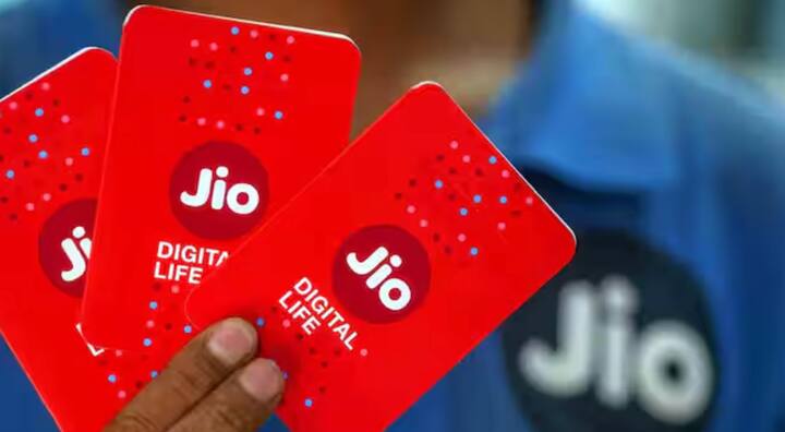 ਦੋਵੇਂ ਕੰਪਨੀਆਂ ਸਮੇਂ-ਸਮੇਂ 'ਤੇ ਰਿਚਾਰਜ ਪਲਾਨ ਪੇਸ਼ ਕਰਦੀਆਂ ਹਨ ਜੋ ਕਿਫਾਇਤੀ ਅਤੇ ਸੁਵਿਧਾਜਨਕ ਦੋਵੇਂ ਹਨ। ਇਨ੍ਹਾਂ ਵਿੱਚੋਂ ਇੱਕ 30 ਦਿਨਾਂ ਦੀ ਵੈਧਤਾ ਵਾਲਾ ਪਲਾਨ ਹੈ ਜਿਸਦੀ ਉਨ੍ਹਾਂ ਉਪਭੋਗਤਾਵਾਂ ਵਿੱਚ ਬਹੁਤ ਮੰਗ ਹੈ ਜੋ ਹਰ ਮਹੀਨੇ ਇੱਕ ਵਾਰ ਰਿਚਾਰਜ ਕਰਨਾ ਚਾਹੁੰਦੇ ਹਨ।