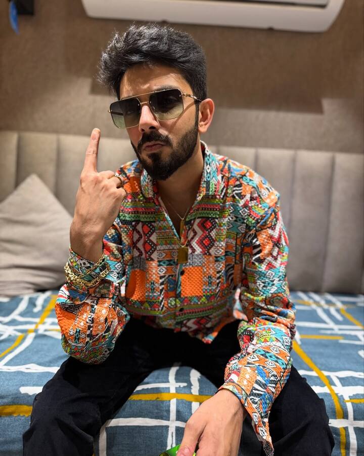 Let us know that Anirudh has given music in superhit films like 'Vikram', 'Leo', 'Jailor', 'Kuli'. The songs of these films rocked the crowd and social media in the theater.