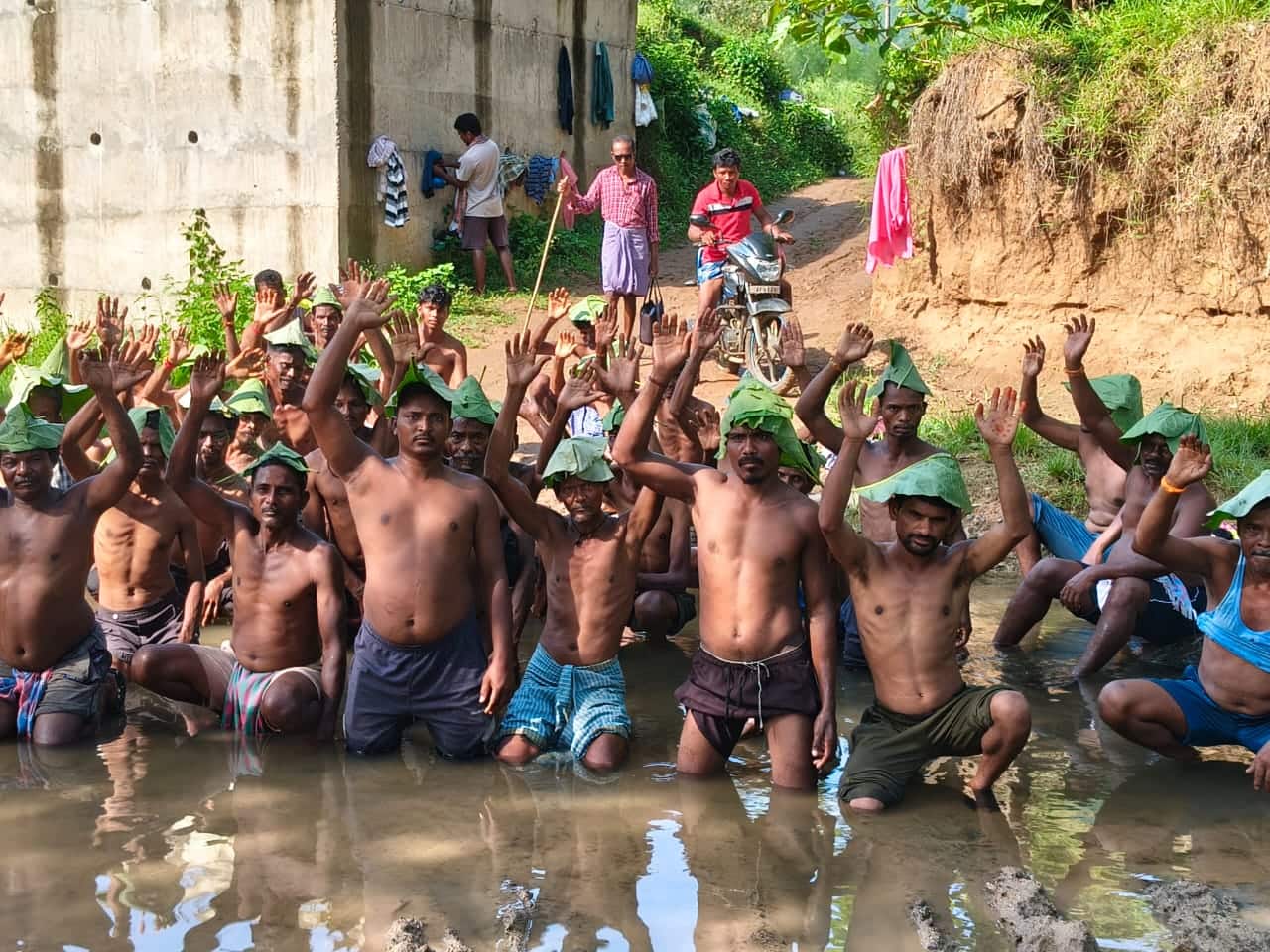 Vizag Latest News: మా గ్రామానికి రోడ్డు వేయండి -విశాఖ మన్యంలో గిరిజనుల అర్థనగ్న నిరసన