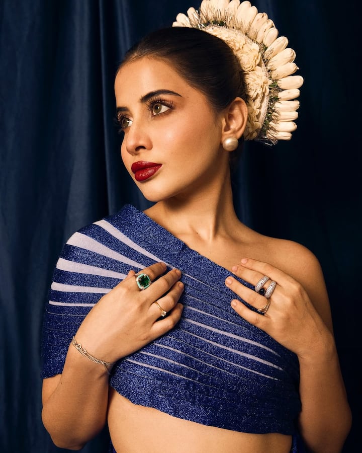 While Urfi lives in the limelight with her separate clothes, Khushi with her revealing clothes.