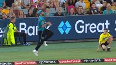 बाउंड्री के पास हवा में गेंद को दो बार उछाल कर कैच पकड़ना अब आउट नहीं! क्या है ICC का नया नियम जानिए