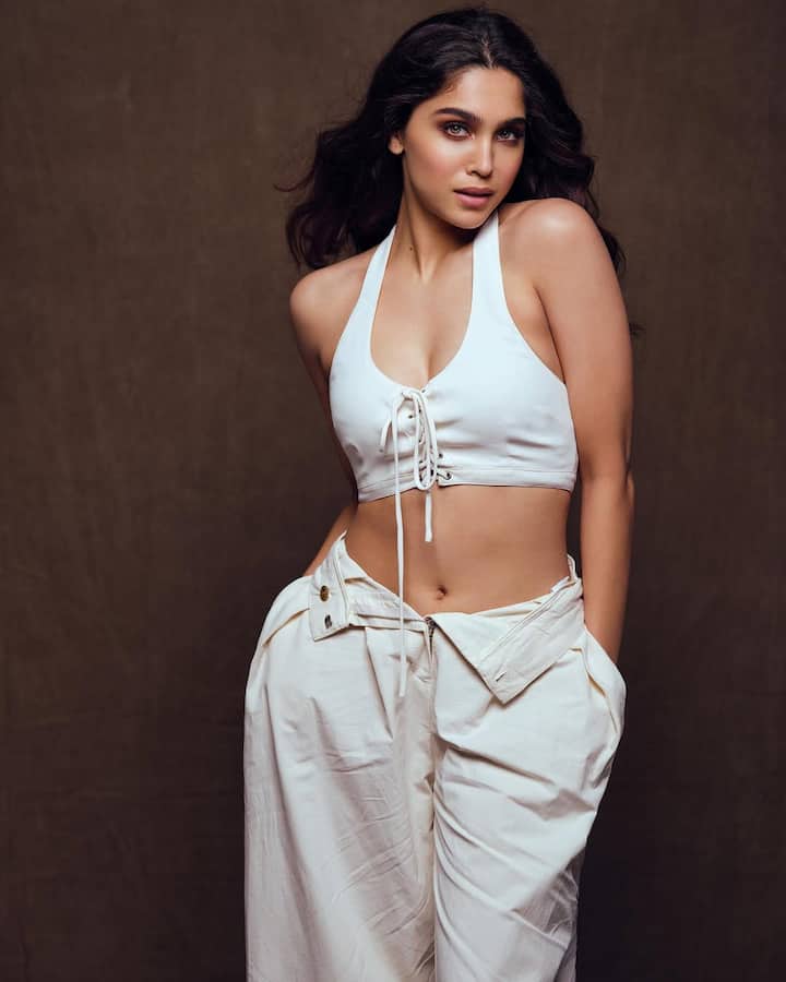 You want a cool and comfi look in the office. So you can try loose trousers with crop tops like Sharvari. These are also very fashionable nowadays.