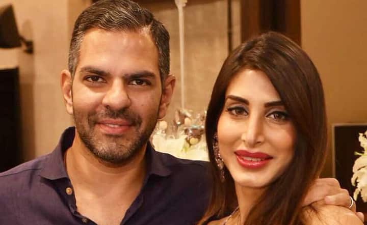 Talking about Sanjay's married life, he had three marriages. The first was married to fashion designer Nandita Mahatani, the second to Karisma Kapoor and the third to Priya Sachdev.