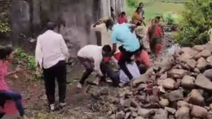 ही जागा दाखवत असतानाच शेजारीच राहणाऱ्या पाटील कुटुंबीयातील पाच जणांनी जीवघेणा हल्ला केला.