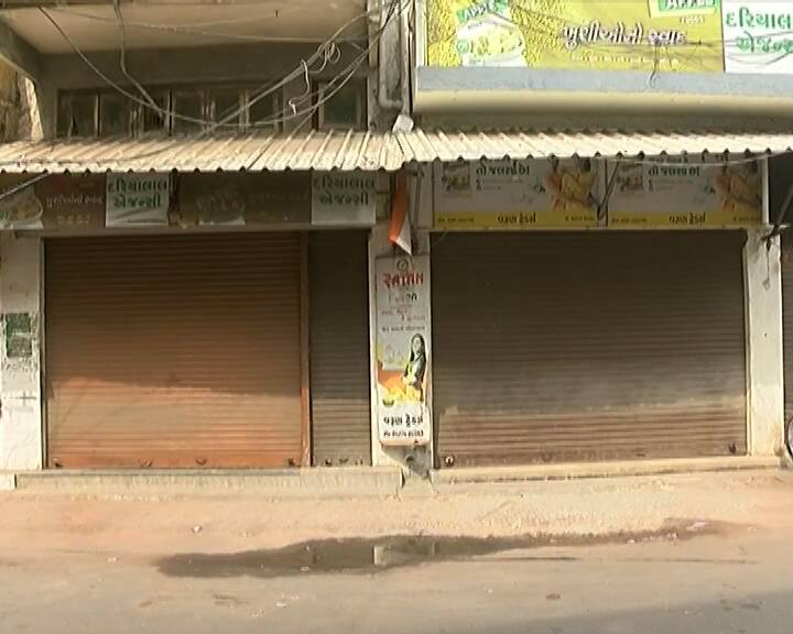 ચેમ્બર ઓફ કોમર્સ દ્વારા આ ગઈકાલે જાહેરાત કરવામાં આવતા 108 સંસ્થાઓએ ટેકો જાહેર કર્યો હતો. એન્જિનિયરિંગ એસોસિએશન શાપર વેરાવળ ઇન્ડસ્ટ્રીયલ એસોસીએશન સહિતના ઉદ્યોગ બંધ રહ્યા હતા.