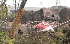 Ahmedabad Plane Crash:  વિમાન દુર્ઘટનાના ત્રીજા દિવસે  હેવી ક્રેનની મદદથી પ્લેનનો તૂટેલો ભાગ નીચે ઉતારાયો, VIDEO