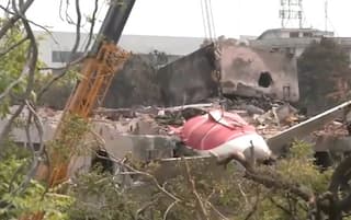 Ahmedabad Plane Crash:  વિમાન દુર્ઘટનાના ત્રીજા દિવસે  હેવી ક્રેનની મદદથી પ્લેનનો તૂટેલો ભાગ નીચે ઉતારાયો, VIDEO