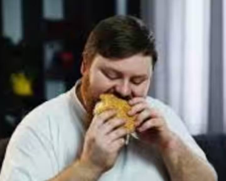 ਮੋਟਾਪਾ: ਜ਼ਿਆਦਾ ਭਾਰ ਨਾੜੀਆਂ 'ਤੇ ਵਾਧੂ ਦਬਾਅ ਪਾਉਂਦਾ ਹੈ, ਜਿਸ ਨਾਲ ਖੂਨ ਦੇ ਪ੍ਰਵਾਹ 'ਤੇ ਅਸਰ ਪੈਂਦਾ ਹੈ ਅਤੇ ਨਾੜੀਆਂ ਸੁੱਜੀਆਂ ਅਤੇ ਦਿਖਾਈ ਦੇਣ ਲੱਗ ਪੈਂਦੀਆਂ ਹਨ।