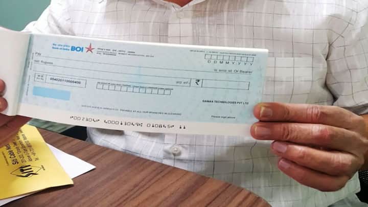 बहुत से लोगों के मन में यह सवाल आता है कि क्या एक हजार रुपये का चेक बाउंस होने पर भी जेल हो सकती है. तो आपको बता दें कि चेक चाहे एक हजार का हो या फिर एक करोड़ का. चेक बाउंस होना अपने आप में एक अपराध है.