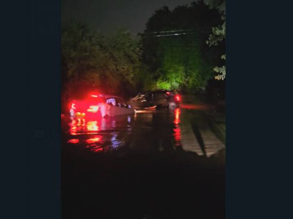 4 ते 5 वाहनांतील दहा ते बारा जणांना स्थानिकांनी सुखरुप बाहेर काढून, जीवदान दिलं. चऱ्होलीतील भोसले नगरच्या ओढ्यात काल रात्रीची ही भयाण परिस्थिती मोबाईल कॅमेऱ्यात कैद झाली.