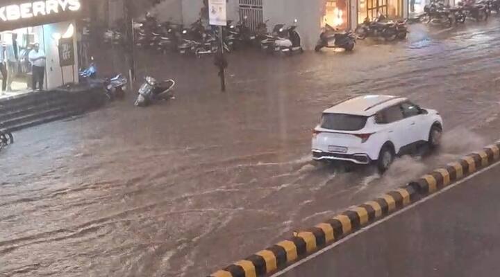 રાજકોટ રૈયા ગામ ખાતે  ગોઠણડૂબ પાણી ભરાયા હતા. ગોઠણડૂબ પાણીમાં ફોર વ્હીલર પાણીમાં ગરકાવ થઈ હતી. પશ્ચિમ રાજકોટમાં 3 ઇંચ વરસાદ વરસ્યો છે.