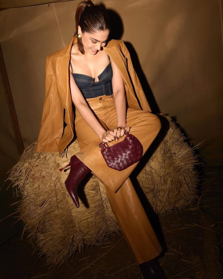 These days the paintsuit is also in trend. So if you want to try something different, then you can complete your look like an actress.