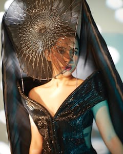 भीड़ से अलग दिखने के चक्कर में ये दोनों पहनती हैं ऐसे कपड़े कि हो जाती हैं ट्रोल! देख लीजिए तस्वीरें