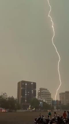 ભારે પવન અને વીજળીના કડાકા સાથે રાજકોટમાં 3 ઈંચ વરસાદ ખાબકતા જળબંબાકાર