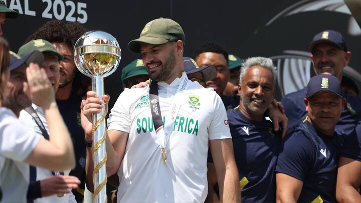 ১৯৯৮ সালে ওয়েস্ট ইন্ডিজ়কে ফাইনালে হারিয়ে চ্যাম্পিয়ন্স ট্রফি জিতেছিল দক্ষিণ আফ্রিকা। তারপর আরও তিনটি ফাইনালে উঠেও হারতে হয়েছে প্রোটিয়াদের।