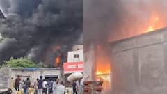 महाराष्ट्र के भिवंडी में केमिकल गोदाम में लगी भीषण आग, फायर ब्रिगेड की 2 गाड़ियां बुझाने में जुटीं