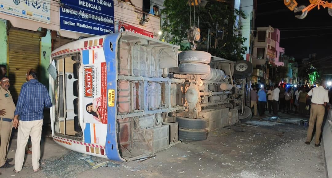 கோவையில் இருந்து ராமநாதபுரம் சென்ற அரசு பேருந்து விபத்து: ஆரப்பாளையம் அருகே கவிழ்ந்ததால் பரபரப்பு