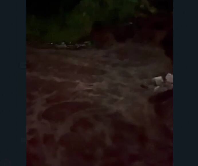 त्या वाहनांतील 10 ते 12 जणांना स्थानिकांनी सुखरूप बाहेर काढलं. याचं ठिकाणी गेल्या वर्षी ही एक वाहन अडकलं होतं, त्यावेळी स्थानिक तरुण योगेश भोसलेने जीवाची बाजी लावत त्यांना जीवदान दिलं होतं.