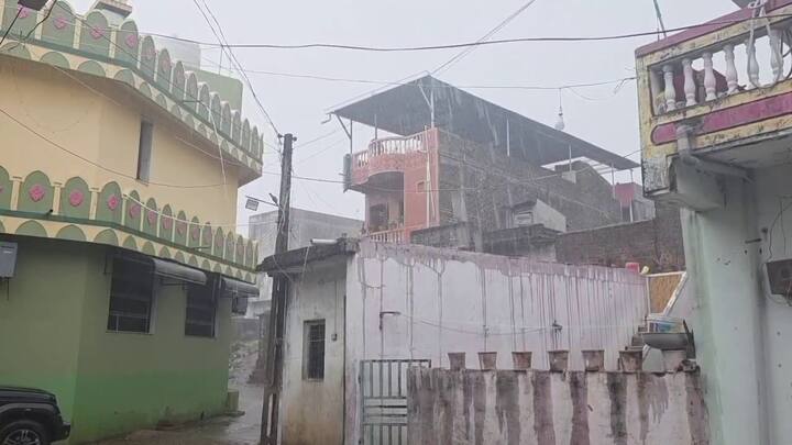 વાવાઝોડાની (Storm) સૌથી મોટી અસર છોટાઉદેપુરના (Chhota Udaipur) ઝોઝ કેવડી (Zoz Kevdi) રસ્તા (Road) પર જોવા મળી છે, જ્યાં વૃક્ષો ધરાશાયી (Trees Uprooted) થવાને કારણે રસ્તો (Road) બંધ થઈ ગયો છે.