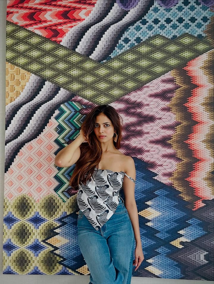 The aesthetic? Urban jungle meets café-core getaway. Think tropical escape with a touch of high-street sensibility—playful, confident, and Instagram-worthy.