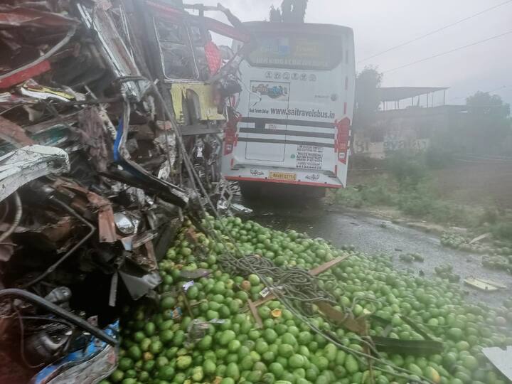 या अपघातामुळे कोल्हार-घोटी राज्यमार्गावर वाहतूक काही काळ ठप्प झाली होती.