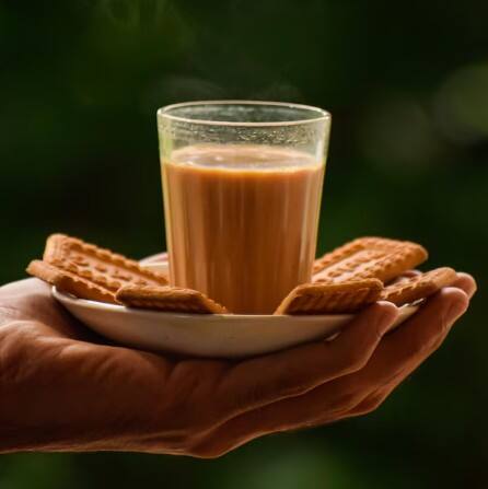 ਚਾਹ ਵਿਚ ਮੌਜੂਦ ਕੈਫੀਨ ਸਰੀਰ ਵਿਚੋਂ ਕੈਲਸ਼ੀਅਮ ਦੀ ਮਾਤਰਾ ਘਟਾ ਸਕਦੀ ਹੈ। ਜੇ ਕੋਈ ਵਧੇਰੇ ਮਾਤਰਾ ਵਿਚ ਚਾਹ ਪੀਂਦਾ ਹੈ, ਤਾਂ ਇਸ ਨਾਲ ਹੱਡੀਆਂ ਕਮਜ਼ੋਰ ਹੋਣ ਦਾ ਖਤਰਾ ਵਧ ਜਾਂਦਾ ਹੈ। ਇਸ ਲਈ ਚਾਹ ਦੀ ਮਾਤਰਾ ਨੂੰ ਸਰੀਰ ਦੀ ਲੋੜ ਮੁਤਾਬਕ ਹੀ ਰੱਖਣਾ ਚਾਹੀਦਾ ਹੈ।