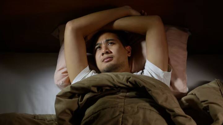 বিশেষজ্ঞদের মতে, নির্দিষ্ট সময়ে ঘুমানোর অভ্যাস যাঁদের, রাত ৩টে নাগাদ তাঁদের ঘুম গভীর থেকে পাতলা হতে শুরু করে। এই পরিবর্তনের মাঝে ঘুম ভেঙে যায় অনেক সময়।