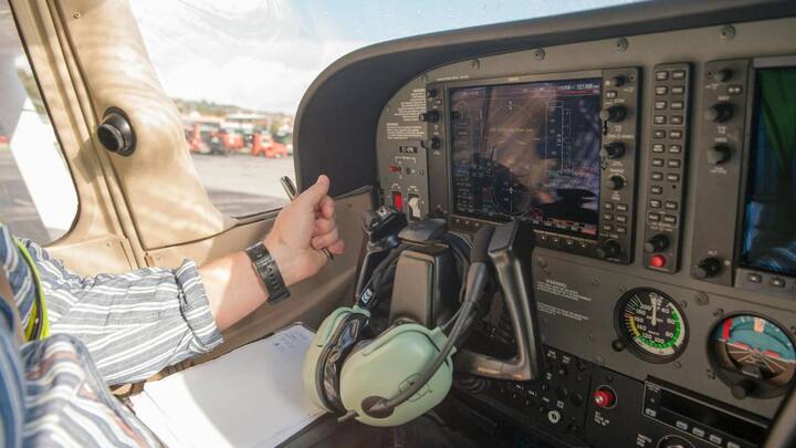 भारतीय वायुसेना में पायलटों की सेवानिवृत्ति की उम्र उनकी रैंक और शाखा के आधार पर अलग-अलग होती है. लेकिन हाई रैंक वाले पायलट 60 साल की उम्र तक फ्लाइट उड़ा सकते हैं.