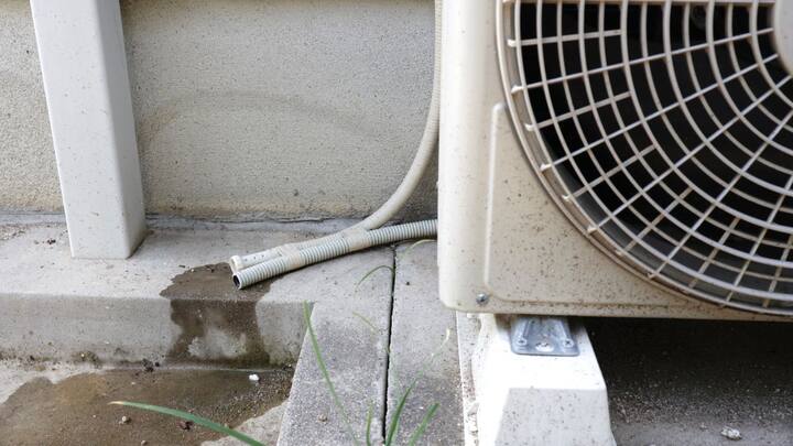 अगर आपको इस तरह की समस्या का सामना करना पड़ रहा है. तो सबसे पहले आप एसी में लगे ड्रेनेज पाइप की सफाई करें. इसके अलावा आप एसी के फिल्टर्स को भी साफ कर लें. और चेक करें एसी का यूनिट सही लेवल पर लगा है कि नहीं.