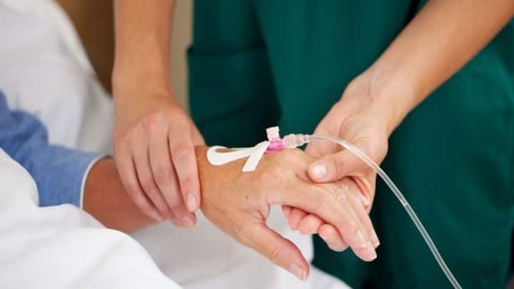 यानी अगर आप साल भर में चाहे तो आयुष्मान भारत योजना के किसी भी सूचीबद्ध सरकारी और प्राइवेट अस्पताल में जाकर एक 1 लाख रुपये का 5 बार इलाज करवा सकते हैं. इस पर अस्पताल प्रशासन की ओर से कोई भी आपत्ति दर्ज नहीं की जा सकती है.