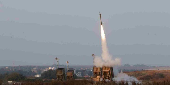 इसकी सफलता दर लगभग 90% है यानी 10 में से 9 हमलों को यह सिस्टम नाकाम कर देता है. यह हर मौसम में काम करने में सक्षम है और इसे कहीं भी जल्दी तैनात किया जा सकता है. एक आयरन डोम बैटरी में 20 इंटरसेप्टर मिसाइलें होती हैं.