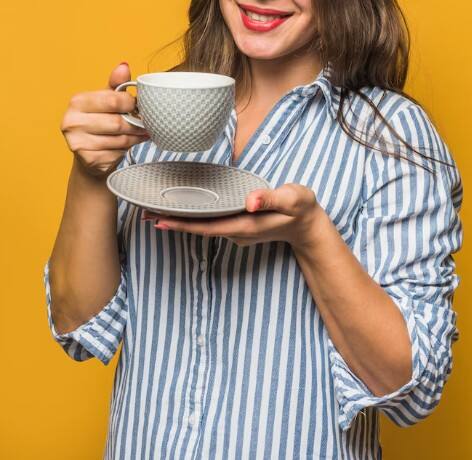 ਜ਼ਿਆਦਾ ਕੈਫੀਨ ਵਾਲੀ ਚਾਹ ਪੀਣ ਨਾਲ ਚਿੰਤਾ ਅਤੇ ਤਣਾਅ ਵਧ ਸਕਦਾ ਹੈ ਕਿਉਂਕਿ ਕੈਫੀਨ ਸਿੱਧਾ ਮਾਨਸਿਕ ਸਥਿਤੀ ਨੂੰ ਪ੍ਰਭਾਵਿਤ ਕਰਦਾ ਹੈ। ਇਹ ਦਿਮਾਗ ਨੂੰ ਅਤਿ-ਸੁਚੇਤ ਕਰ ਦਿੰਦਾ ਹੈ, ਜਿਸ ਨਾਲ ਚਿੰਤਾ, ਘਬਰਾਹਟ ਜਾਂ ਬੇਚੈਨੀ ਵਧਣ ਦੀ ਸੰਭਾਵਨਾ ਹੁੰਦੀ ਹੈ। ਇਸਦੇ ਨਾਲ-ਨਾਲ, ਕੈਫੀਨ ਪੀਣ ਨਾਲ ਸਰੀਰ ਵਿਚ ਪਾਣੀ ਦੀ ਖਪਤ ਵਧ ਜਾਂਦੀ ਹੈ, ਅਤੇ ਜੇ ਸਹੀ ਮਾਤਰਾ ਦੇ ਵਿੱਚ ਪਾਣੀ ਨਾ ਪੀਤਾ ਜਾਵੇ ਤਾਂ ਡਿਹਾਈਡ੍ਰੇਸ਼ਨ ਹੋ ਸਕਦੀ ਹੈ।