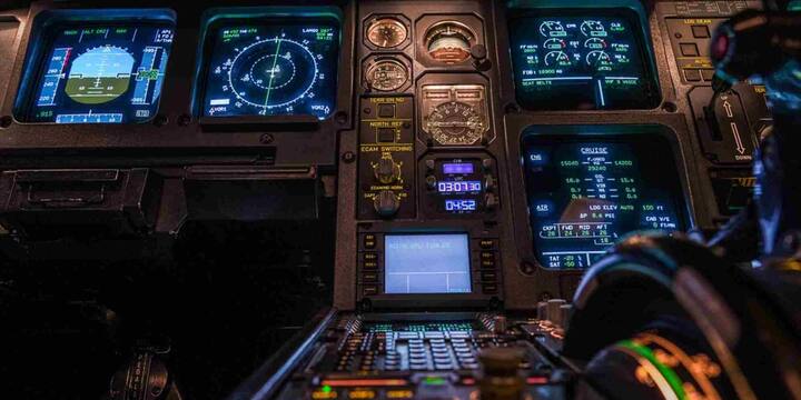 आजकल विमान कंपनियां मल्टी-लेयर सिक्योरिटी अपनाती हैं. इनमें शामिल हैं, एन्क्रिप्शन टेक्नोलॉजी, जिससे डाटा को सुरक्षित किया जाता है. फायरवॉल्स और इंट्रूजन डिटेक्शन सिस्टम (IDS), जो अनधिकृत एक्सेस की निगरानी करते हैं. नेटवर्क आइसोलेशन, जिससे कॉकपिट सिस्टम और इंफोटेनमेंट सिस्टम पूरी तरह अलग रहते हैं.