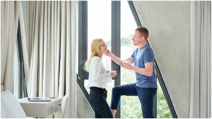 డార్క్ చాక్లెట్ అంటే ఇష్టముండే వారు కూడా వాటిని రెగ్యులర్గా తీసుకోవచ్చు. ఇది మీ మూడ్ని బూస్ట్ చేస్తుంది. దీనిలో ఫ్లేవనాయిడ్స్ సెరోటోనిన్ను బూస్ట్ చేసి.. లిబిడోను పెంచి లైంగికంగా హెల్తీగా ఉంచడంలో హెల్ప్ చేస్తాయి.