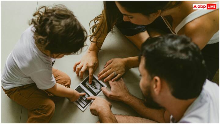 आमतौर पर प्रेग्नेंसी की सबसे पहली और सबसे आम पहचान पीरियड्स का मिस होना ही माना जाता है. यह संकेत उन महिलाओं में सबसे स्पष्ट होता है, जिनके पीरियड्स नियमित होते हैं.